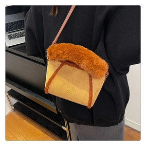 Dettaglio borsa a tracolla in peluche marrone con logo COIH 2DN dorato e ecopelliccia