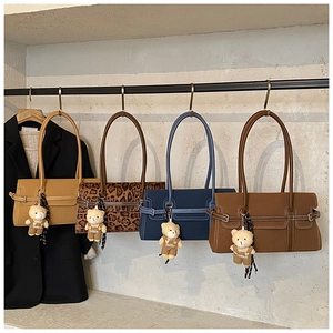 Détails des sacs Boston vintage en quatre couleurs avec breloques d'ours et surpiqûres