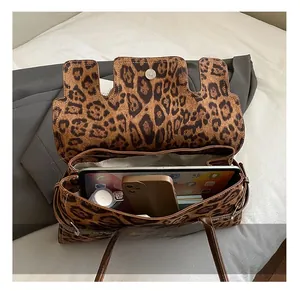 Intérieur détaillé du sac Boston léopard montrant la grande capacité pour iPad et mobile