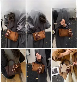 Detailansicht der Vintage-Wildledertasche mit Plüschbären-Anhänger und Tragegurt