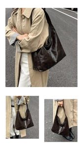 Détail d'un grand sac cabas vintage marron foncé avec texture cuir et design hobo spacieux