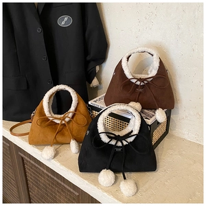 Détail de sacs rétro mats avec nœuds en peluche et bordures en polaire douce