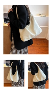 Détail d'un grand sac hobo minimaliste de couleur crème en cuir texturé souple