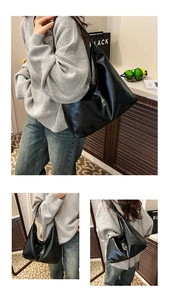 Détail du grand sac cabas en cuir souple noir montrant sa grande capacité et sa texture