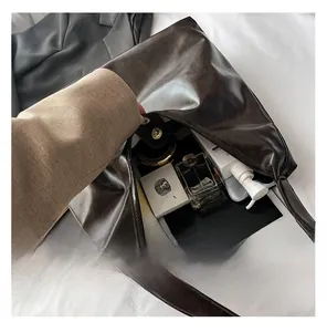 Vue intérieure du grand sac cabas en cuir souple marron montrant sa capacité