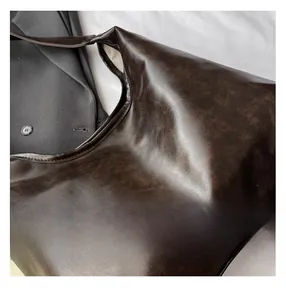 Vue détaillée du cabas en similicuir marron foncé avec texture vintage et coutures fines