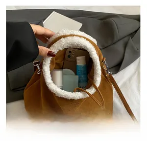 Vue détaillée de l'intérieur du sac seau en peluche marron pour les effets personnels