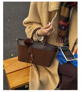 Dettaglio ravvicinato della borsa a tracolla vintage marrone in pelle e scamosciato