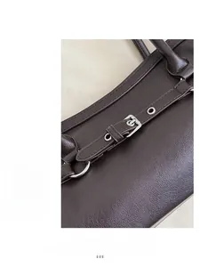 Détails de la bandoulière en cuir marron foncé avec boucle métallique argentée