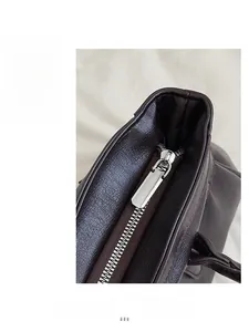Détails de fermeture éclair en argent et cuir grainé sur un sac à bandoulière marron
