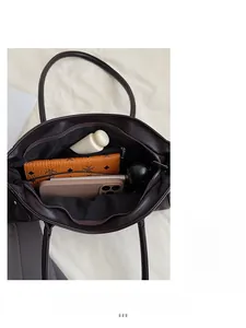 Vue de dessus de l'intérieur du sac marron foncé avec compartiments de rangement