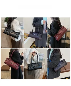 Trois coloris de sacs à bandoulière en cuir mat portés par des modèles en café