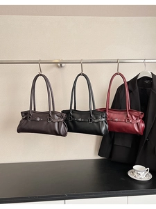 Gros plan détaillé de sacs à bandoulière mats en couleurs café, noir et bordeaux