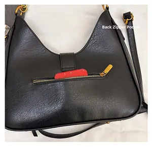 Detailansicht des Reißverschlussfachs auf der Rückseite der schwarzen Vintage-Tasche