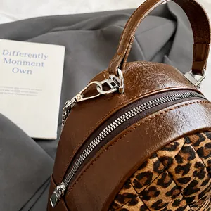 Détail du crochet métallique argenté et du zip sur le sac à dos imprimé léopard