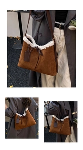 Borsa tote in camoscio marrone con bordo in ecopelliccia bianca e fiocco decorativo