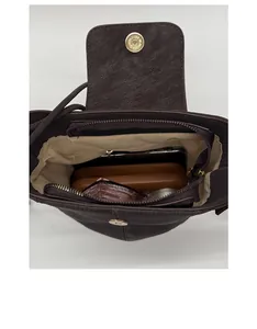 Dettaglio della capacità interna con scomparto principale e tasca con zip della borsa