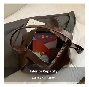 Dunkelbraune Hobo-Tasche mit großem Innenraum für iPad und tägliche Utensilien