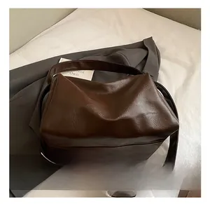 Detailansicht der dunkelbraunen Tasche aus PU-Leder mit Struktur und Metallschnalle
