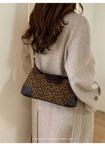 Dettaglio borsa retrò leopardata con finiture in pelle indossata su un cappotto beige