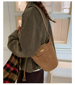Borsa a secchiello in camoscio marrone con fibbia in metallo dorato in vista posteriore