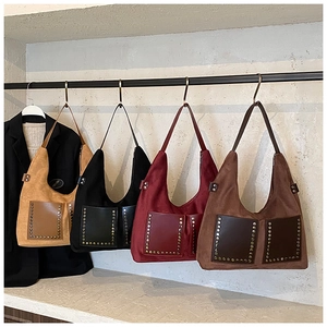 Retro-Hobo-Tragetaschen mit Nietendetails in vier Farben an einem Boutique-Verkaufsständer