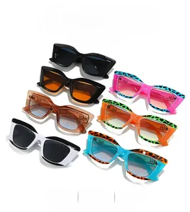 Sept lunettes de soleil œil de chat colorées avec bords léopard et montures aux tons vifs