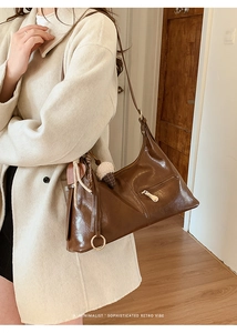 Sac cabas rétro marron avec texture lisse et breloque glace porté à l'épaule par un mannequin