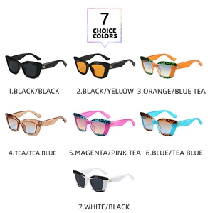 Vue à plat de lunettes de soleil œil-de-chat multicolores avec détail logo doré
