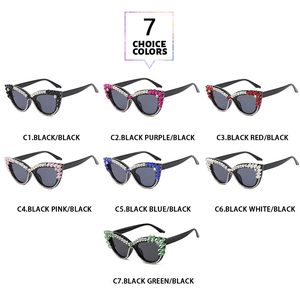 Detail einer trendigen Cat-Eye-Sonnenbrille mit sieben farbenfrohen Strass-Rahmen