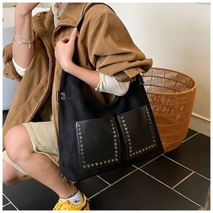 Detailansicht der großen schwarzen Retro-Nietentasche mit matten Details und Taschen