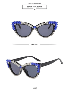Detail der Cateye-Sonnenbrille mit blau-weißen Strasssteinen auf schwarzem Rahmen