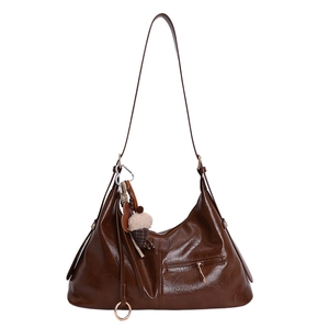 Sac fourre-tout demi-lune en cuir marron avec pendentifs décoratifs à la mode