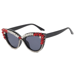 Trendige Cat-Eye Sonnenbrille mit schwarzem Rahmen und luxuriösen roten und weißen Steinen