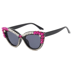 Mode Cat-Eye Sonnenbrille mit Strass und rosa Edelsteinen auf schwarzem Rahmen und Gläsern