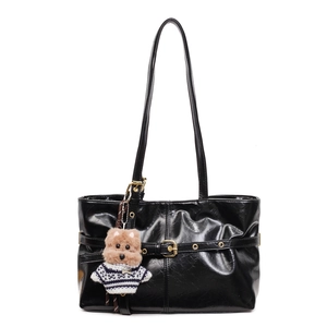 Sac fourre-tout minimaliste en cuir huilé noir brillant avec charme de chien en peluche