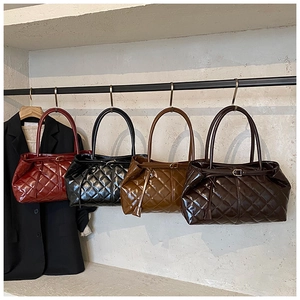 Détails de sacs cabas en cuir verni matelassé en bordeaux, noir, camel et marron foncé