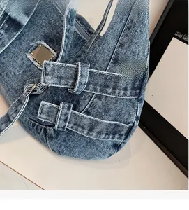 Détails du sac en toile denim bleu vintage montrant la ferrure et la texture du tissu
