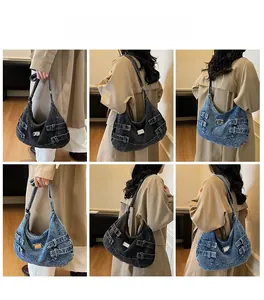 Collage de sacs demi-lune en denim rétro noir et bleu avec boucles et plaque métallique