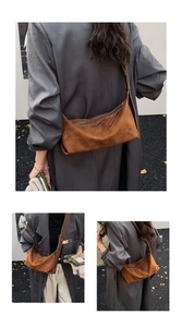 Vue triple d'un sac demi-lune en daim marron avec une large bandoulière en cuir