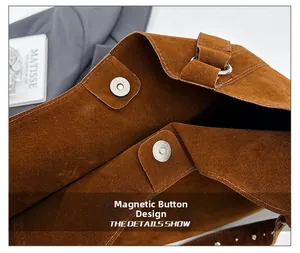 Détail de la fermeture magnétique sur sac cabas en suédine marron avec boucle argentée