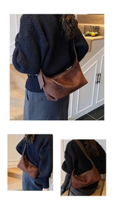 Détail du sac à bandoulière en daim marron avec forme en croissant et tirette de fermeture