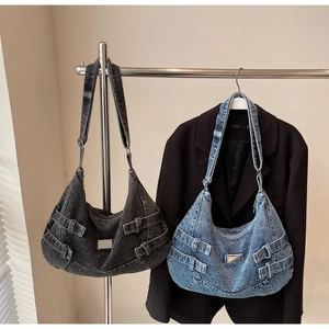 Gros plan de sacs hobo en denim vintage avec boucles métalliques et détails de style punk