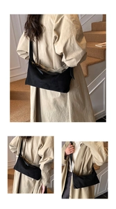 Vue en trois parties d'un sac hobo en daim noir porté en bandoulière par un mannequin