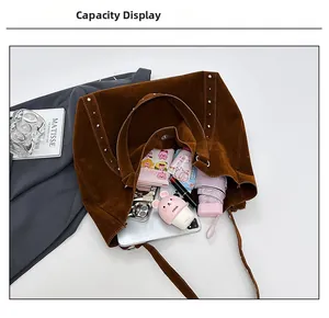 Vue détaillée du grand sac cabas en daim marron avec rivets décoratifs argentés