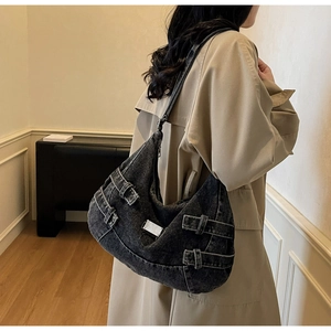 Détails du sac hobo en jean gris foncé avec des boucles métalliques au style Y2K