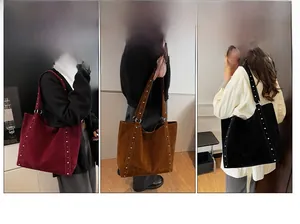 Vue en trois parties de grands sacs cabas en suède avec rivets métalliques en plusieurs couleurs