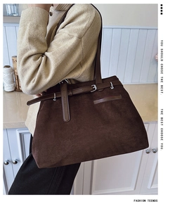 Détail de la boucle latérale et de la texture en daim du grand sac cabas d'épaule