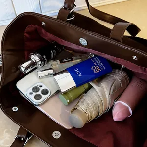 Vue de dessus montrant l'intérieur spacieux et la grande capacité de ce sac fourre-tout brun