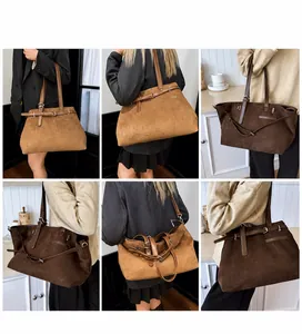 Détail du grand sac cabas mat montrant les boucles décoratives et les bandoulières